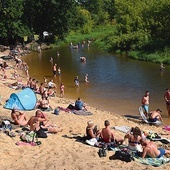 Plażowicze korzystają nie tylko z miejsc do tego wyznaczonych.