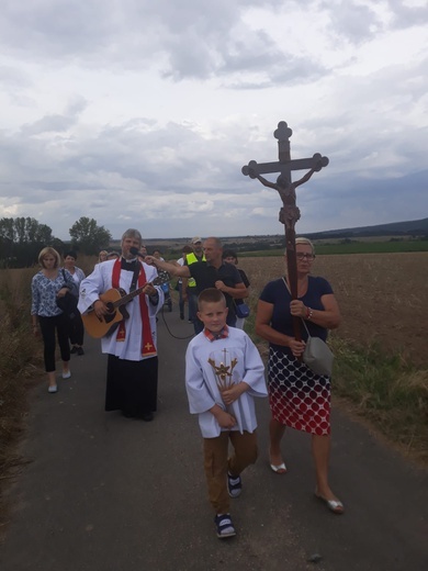 Procesja różańcowa i Droga Krzyżowa z bł. Karoliną