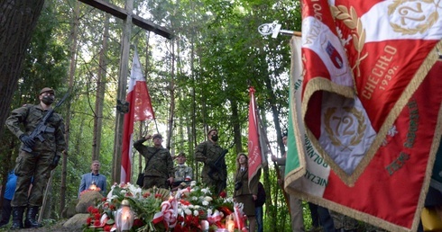 W pobliżu miejsca śmierci bohaterów stoi drewniany krzyż. Przy nim złożono wieńce i wiązanki kwiatów.