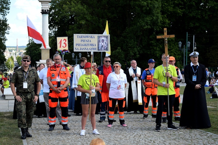 Jako pierwsza na Jasną Górę wchodziła grupa 13.