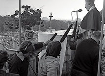 Prymas Polski kard. Stefan Wyszyński na wałach jasnogórskich w uroczystość Matki Bożej Częstochowskiej. Częstochowa, 26.08.1980 r.