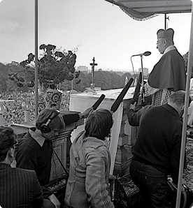 Prymas Polski kard. Stefan Wyszyński na wałach jasnogórskich w uroczystość Matki Bożej Częstochowskiej. Częstochowa, 26.08.1980 r.