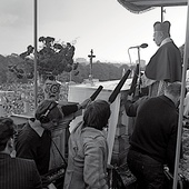 Prymas Polski kard. Stefan Wyszyński na wałach jasnogórskich w uroczystość Matki Bożej Częstochowskiej. Częstochowa, 26.08.1980 r.