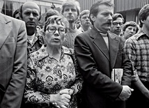 Anna Walentynowicz i Lech Wałęsa w czasie modlitwy podczas strajku w Stoczni Gdańskiej. Sierpień 1980 r.