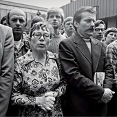 Anna Walentynowicz i Lech Wałęsa w czasie modlitwy podczas strajku w Stoczni Gdańskiej. Sierpień 1980 r.