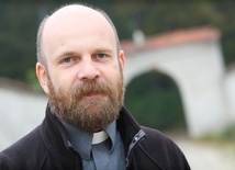 Ks. Grzegorz Strzelczyk jest doktorem teologii dogmatycznej, proboszczem parafii św. Maksymiliana Kolbego w Tychach, odpowiedzialnym za formację kandydatów do diakonatu stałego w archidiecezji katowickiej.
