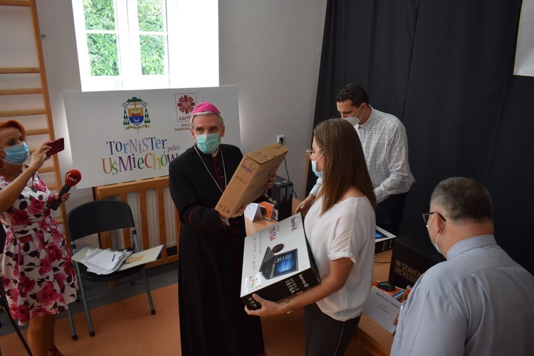 Caritas przekazała komputery dla placówek szkolnych