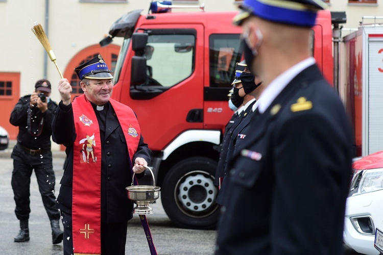 Olsztyn. Przekazanie samochów dla straży pożarnej