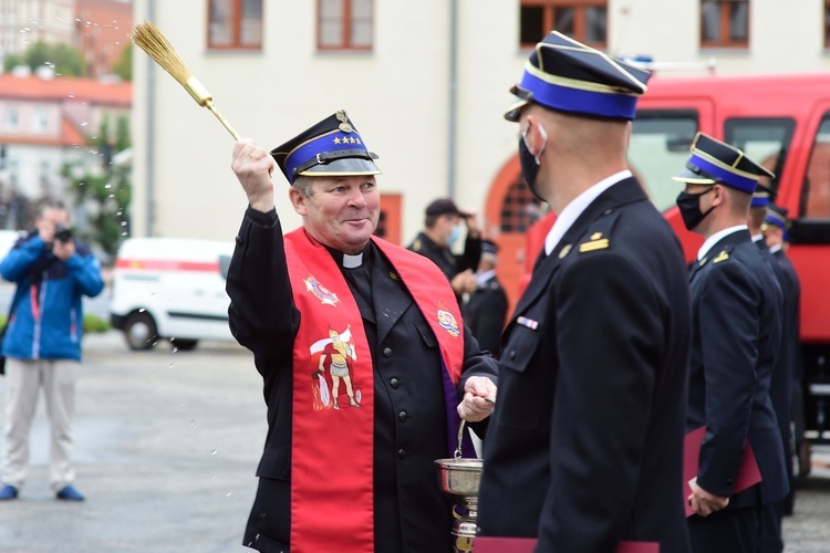 Olsztyn. Przekazanie samochów dla straży pożarnej