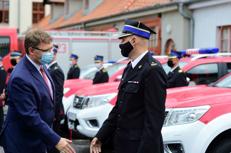 Olsztyn. Przekazanie samochów dla straży pożarnej