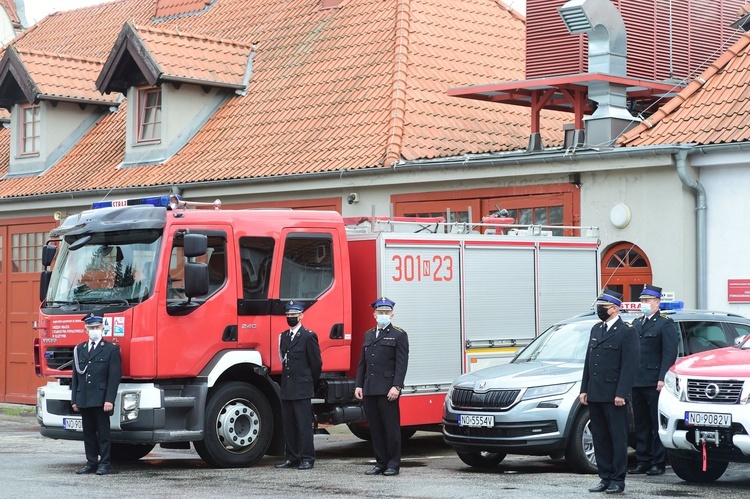 Olsztyn. Przekazanie samochów dla straży pożarnej