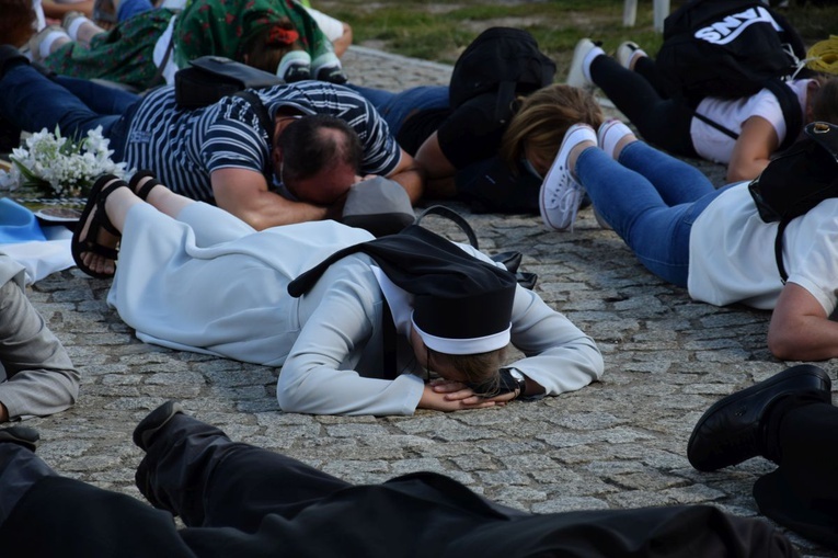 38. PPT - grupa 25, wejście