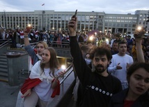 Białoruś: OMON rozpędził demonstrację w centrum Mińska, zablokował ludzi w kościele