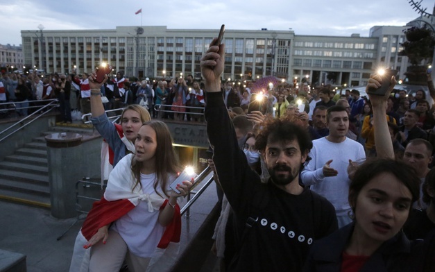 Białoruś: OMON rozpędził demonstrację w centrum Mińska, zablokował ludzi w kościele