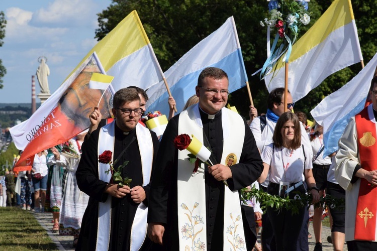 38. PPT - grupa 8, wejście