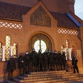 Białoruski OMON zablokował demonstrantów w świątyni. Protest abp. Kondrusiewicza