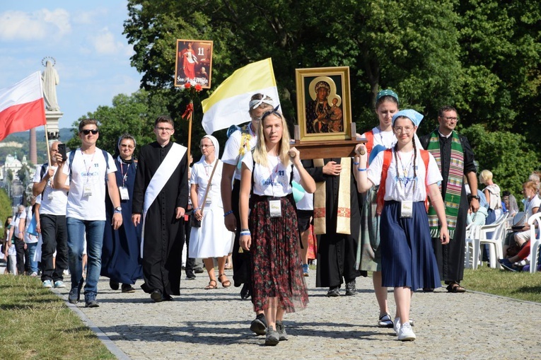 38. PPT - grupa 11, wejście