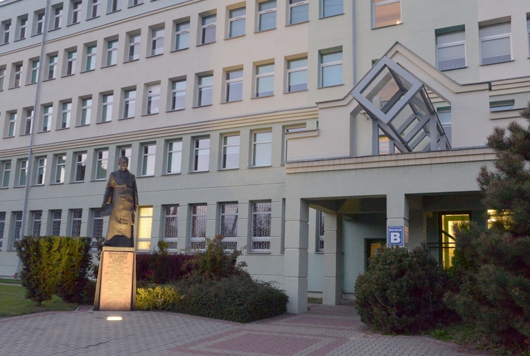 Siedziba powiatu koneckiego. Według danych z 2017 roku na terenie powiatu mieszkało nieco ponad 81 tys. osób.