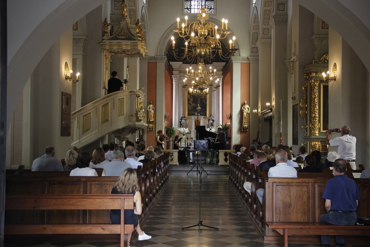 Brochów. Letnie koncerty chopinowskie