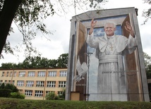 Potężny mural na cześć św. Jana Pawła II powstał w Wojniczu
