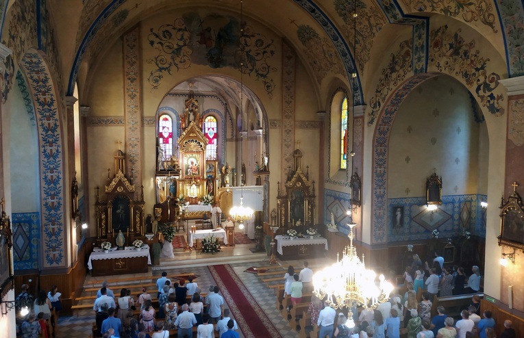 Widok wnętrza kościoła w Kraśnicy z kościelnego chóru.