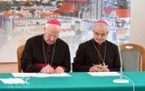 Biskupi w czasie kanonicznego przejęcia diecezji.