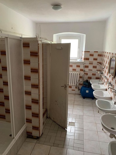 Wyremontowane i czekające na odnowienie pomieszczenia starej plebanii