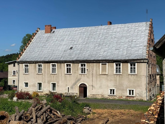 Wyremontowane i czekające na odnowienie pomieszczenia starej plebanii