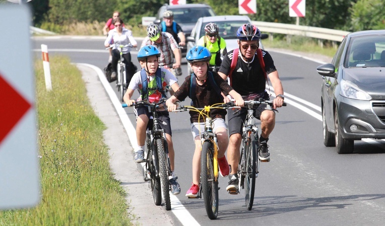 Jadowniki. Na rowerach do MB Zwycięskiej