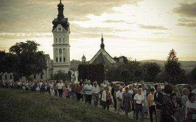 Pielgrzymi na dróżkach maryjnych.