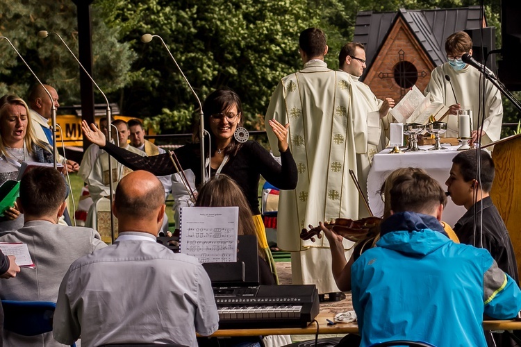 Młodzi przyszli do Matki