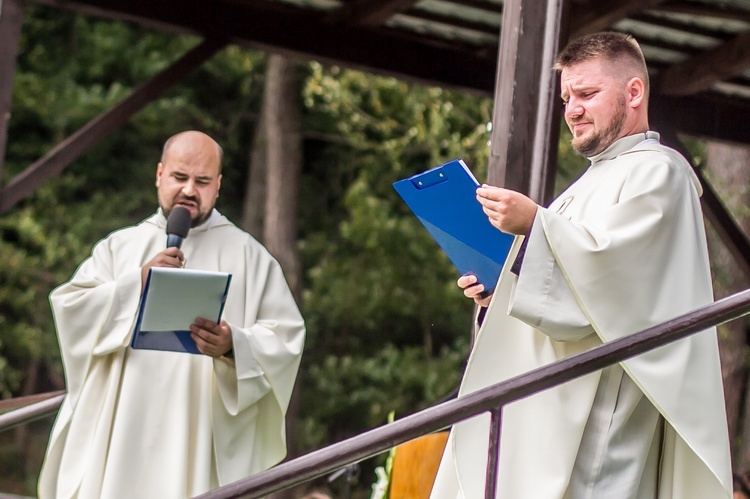 Młodzi przyszli do Matki