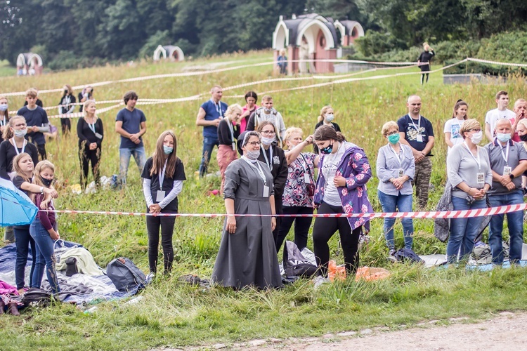 Młodzi przyszli do Matki