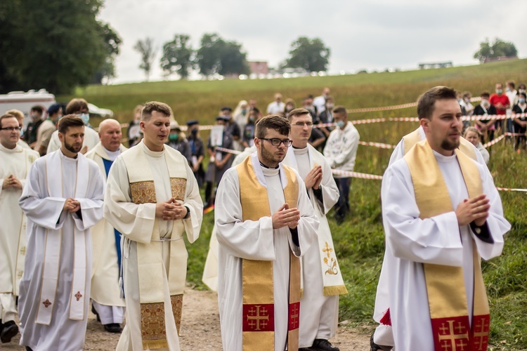 Młodzi przyszli do Matki