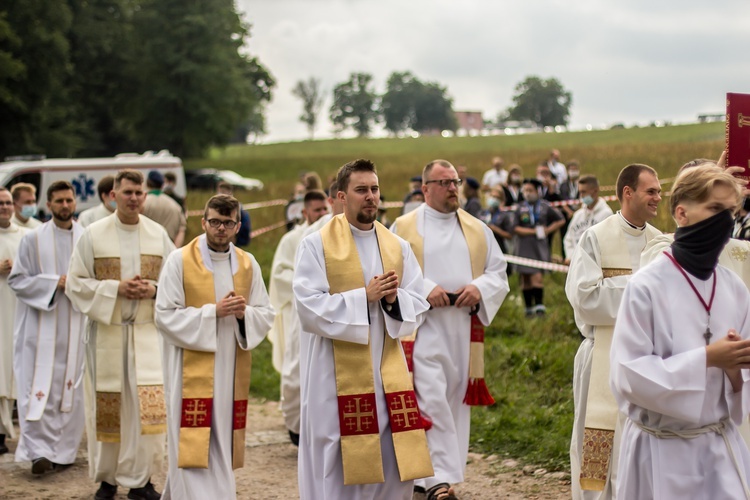 Młodzi przyszli do Matki