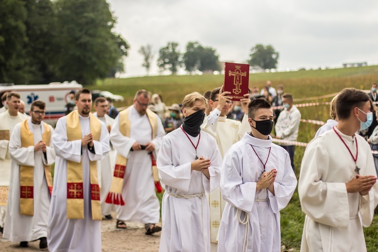 Młodzi przyszli do Matki