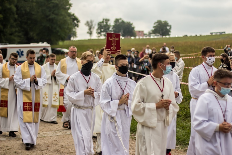 Młodzi przyszli do Matki