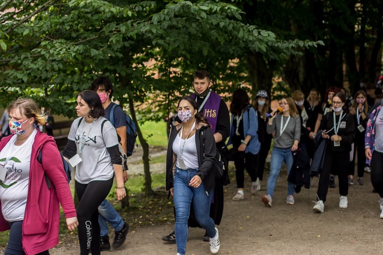 Młodzi przyszli do Matki