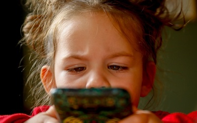 "Większość sześciolatków lepiej sobie radzi ze smartfonem niż z zawiązywaniem buta"