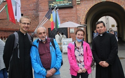Ks. Przemysław Gorzołka (z lewej), kleryk Mikołaj Krzyżowski (z prawej) i pątnicy z Żywca.