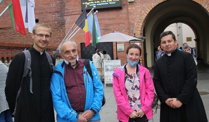 Ks. Przemysław Gorzołka (z lewej), kleryk Mikołaj Krzyżowski (z prawej) i pątnicy z Żywca.