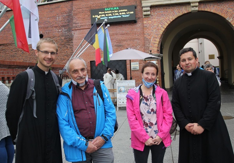 Ks. Przemysław Gorzołka (z lewej), kleryk Mikołaj Krzyżowski (z prawej) i pątnicy z Żywca.