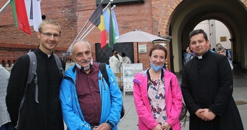 Ks. Przemysław Gorzołka (z lewej), kleryk Mikołaj Krzyżowski (z prawej) i pątnicy z Żywca.