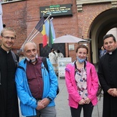 Ks. Przemysław Gorzołka (z lewej), kleryk Mikołaj Krzyżowski (z prawej) i pątnicy z Żywca.