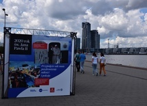 Fotografie Jana Pawła II na gdyńskim skwerze