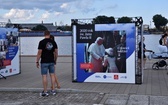 Fotografie Jana Pawła II na gdyńskim skwerze