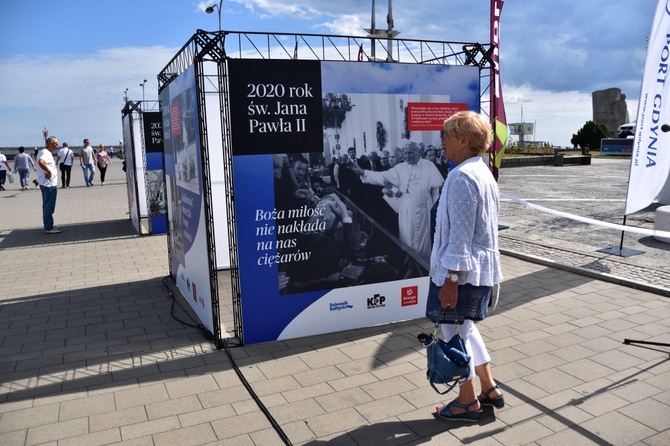 Fotografie Jana Pawła II na gdyńskim skwerze