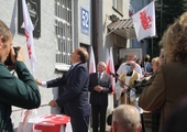 Tablica pamiatkowa znajduje się na ścianie budynku Zarządu Regionu NSZZ „Solidarność” Ziemia Radomska przy ul. Traugutta.