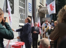 Tablica pamiatkowa znajduje się na ścianie budynku Zarządu Regionu NSZZ „Solidarność” Ziemia Radomska przy ul. Traugutta.