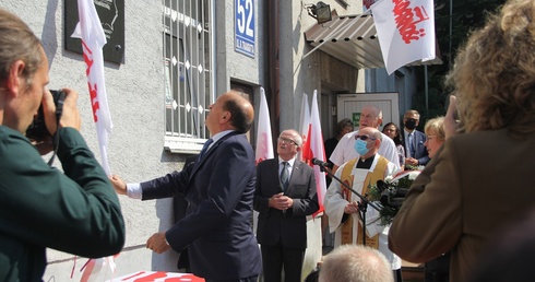 Tablica pamiatkowa znajduje się na ścianie budynku Zarządu Regionu NSZZ „Solidarność” Ziemia Radomska przy ul. Traugutta.